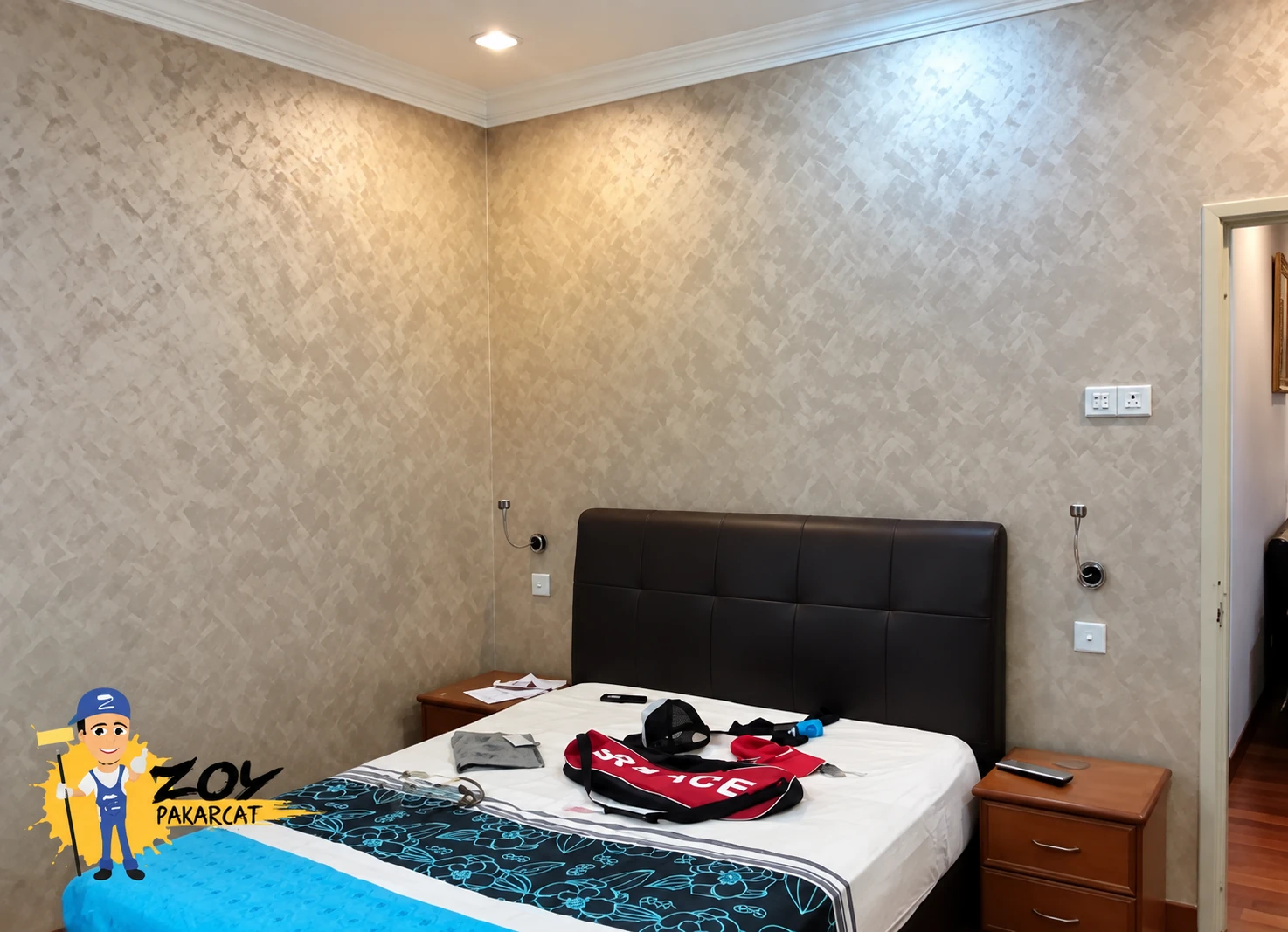Bilik tidur dengan dinding berkemasan tekstur neutral